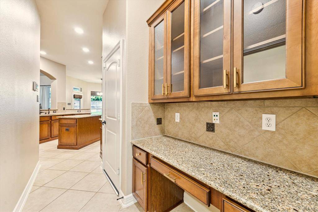 Elegant and functional, this butler’s pantry offers the perfect space for entertaining prep and extra storage. With built-in cabinetry and convenient access between the kitchen and dining area, it’s a hidden gem that keeps your main kitchen clutter-free.