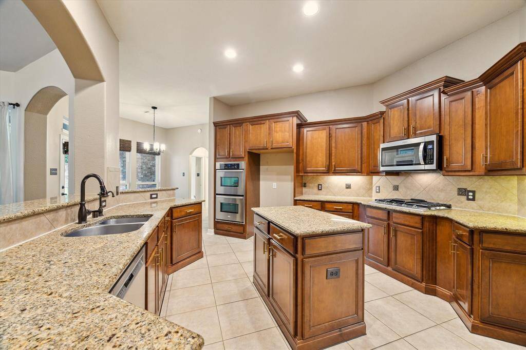 Gather, prep, and serve with ease at the oversized kitchen island bar — ideal for casual dining, morning coffee, or happy hour conversations. A true centerpiece for connection and comfort.
