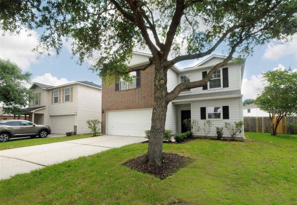 Landscaped home with full yard Sprinklers