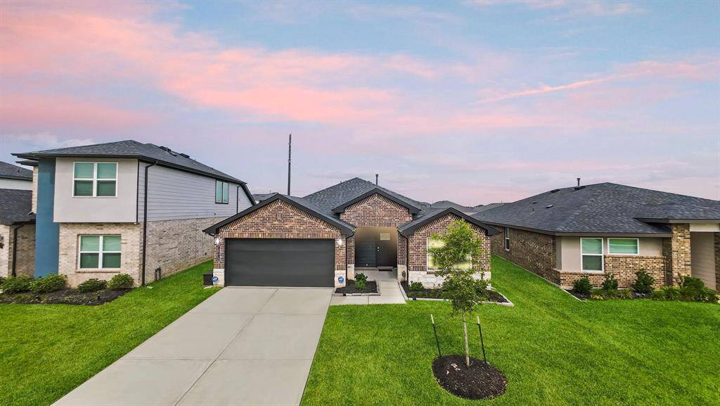 Long spacious double wide driveway.