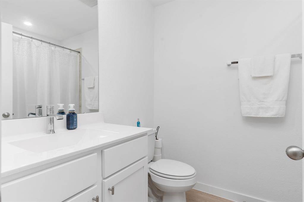 Full bath near bedroom 1