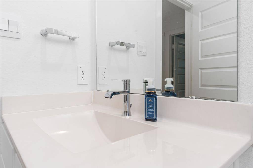Full bath near bedroom 1