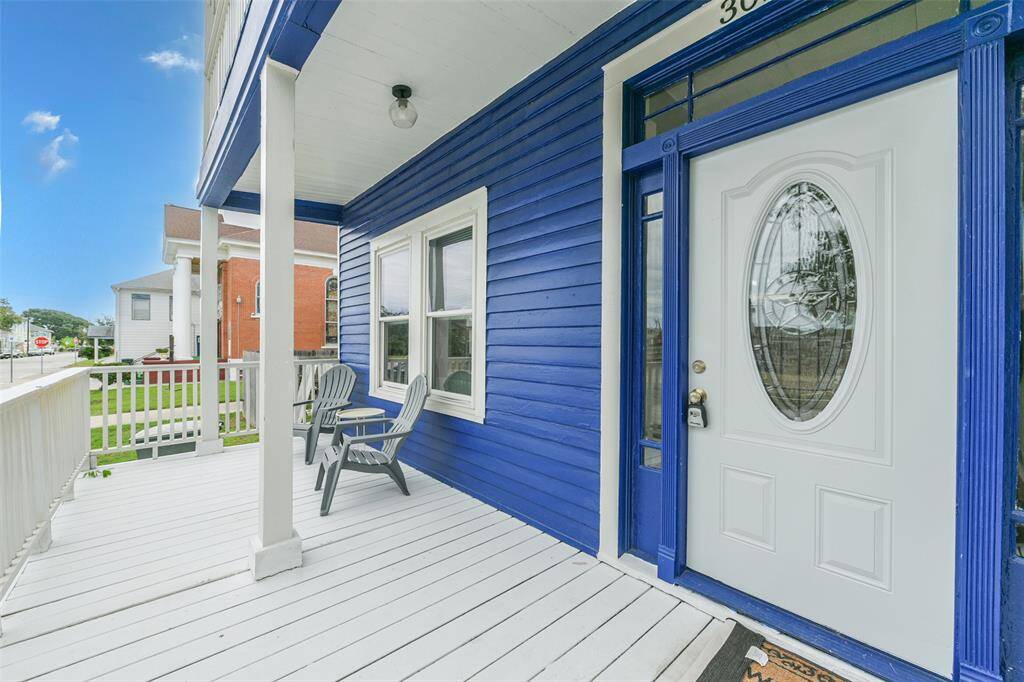 Wide front porch perfect for enjoying the gulf breezes or dining alfresco.