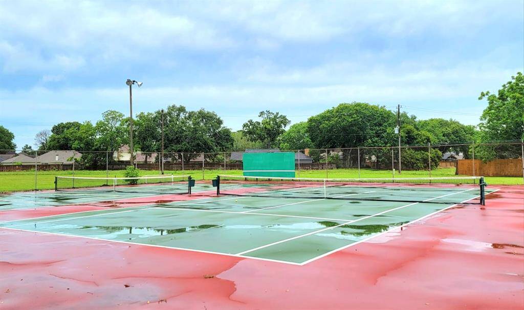 Community tennis court