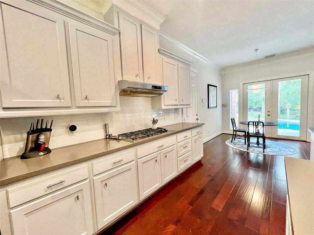 Look at all the cabinet space!
