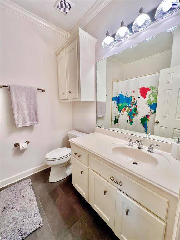 The ensuite full bath for bedroom 4.