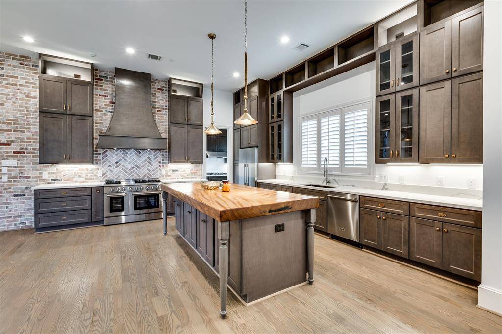 Notice the swing door to dirty kitchen