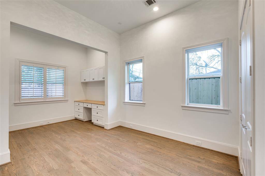 downstair bedroom with study/office nook and closet, wood floor