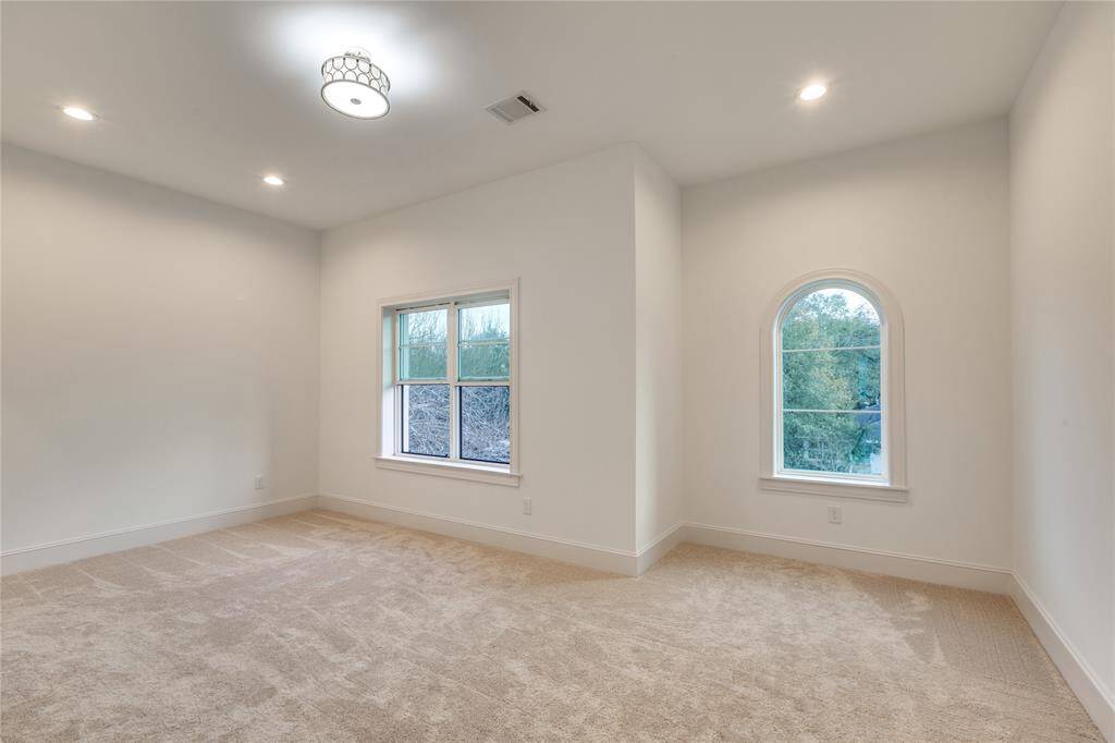 South-east corner bedroom with on suite bathroom and walk-in closet