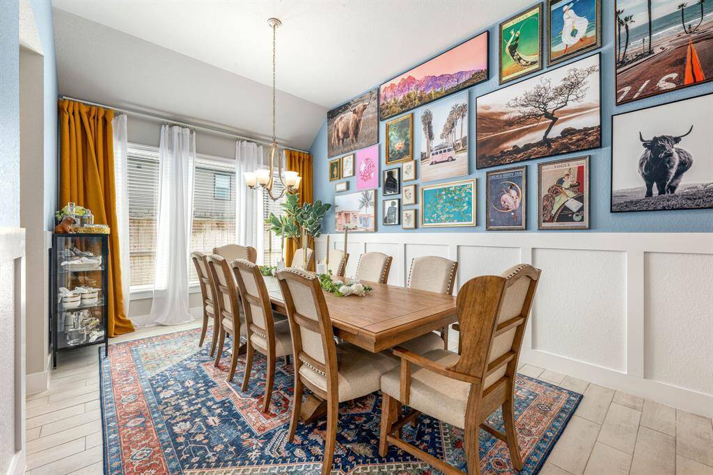 You and your guests will certainly dine in style in this amazing formal dining room! Featuring a lovley chandelier, large window with blinds, high ceilings, and tile flooring. Perfect space to entertain family and friends.
