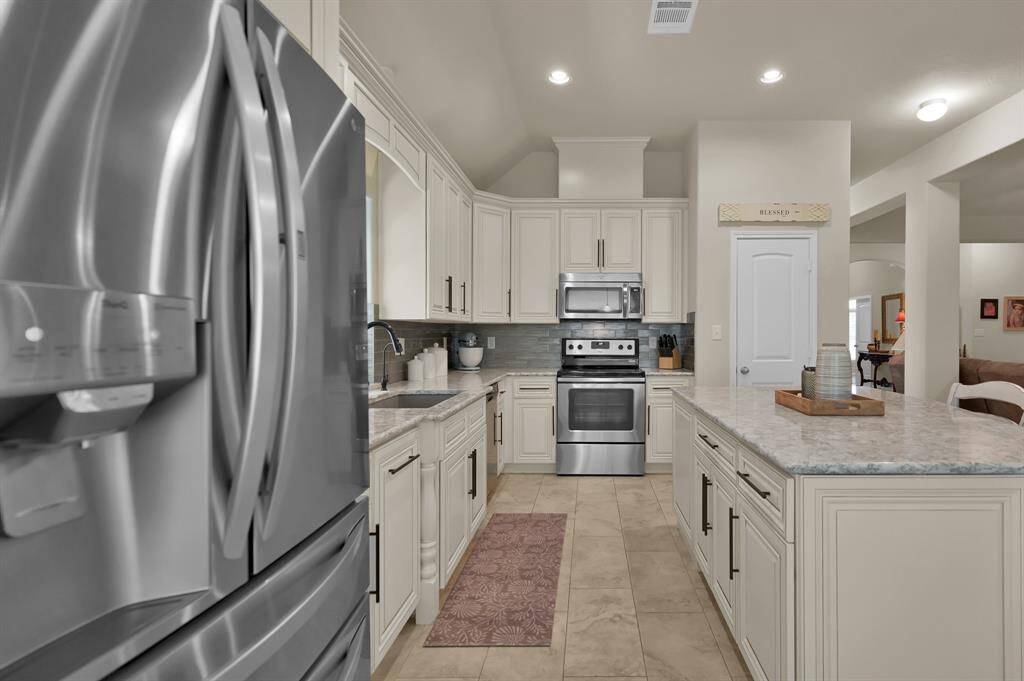 Plenty of room to cook and prepare meals in this kitchen!