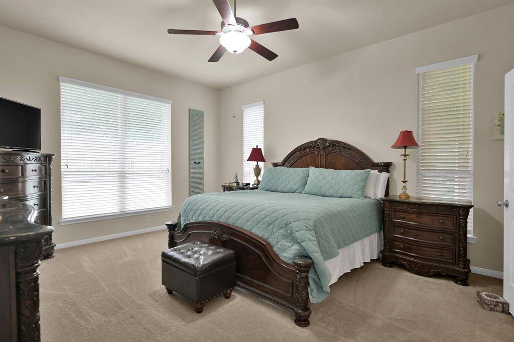 Large primary bedroom.