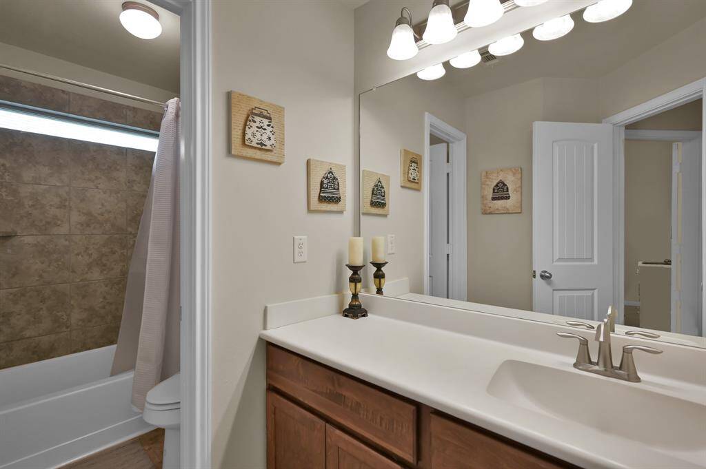 2nd BA with shower/tub combo.