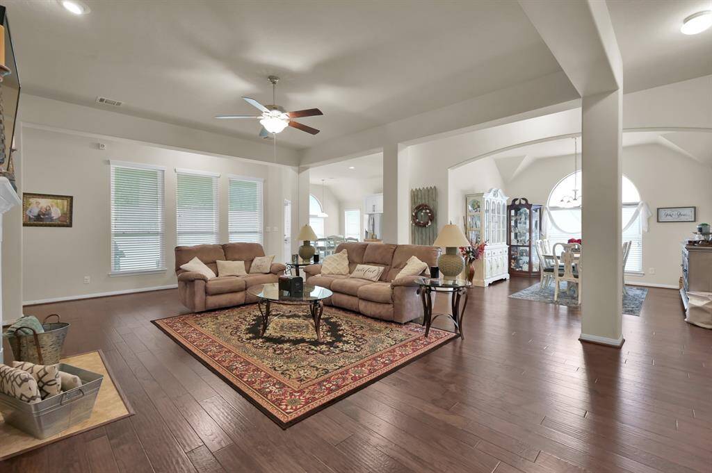 Entertain with ease with this open floor plan!!