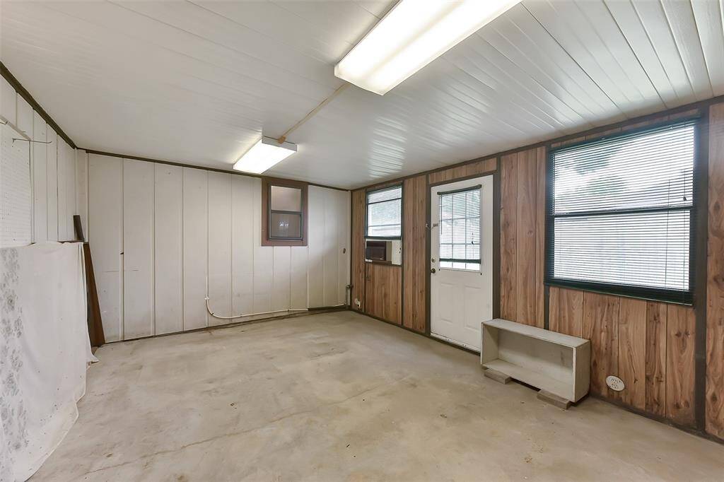 Year around comfort. Fully enclosed porched with AC.