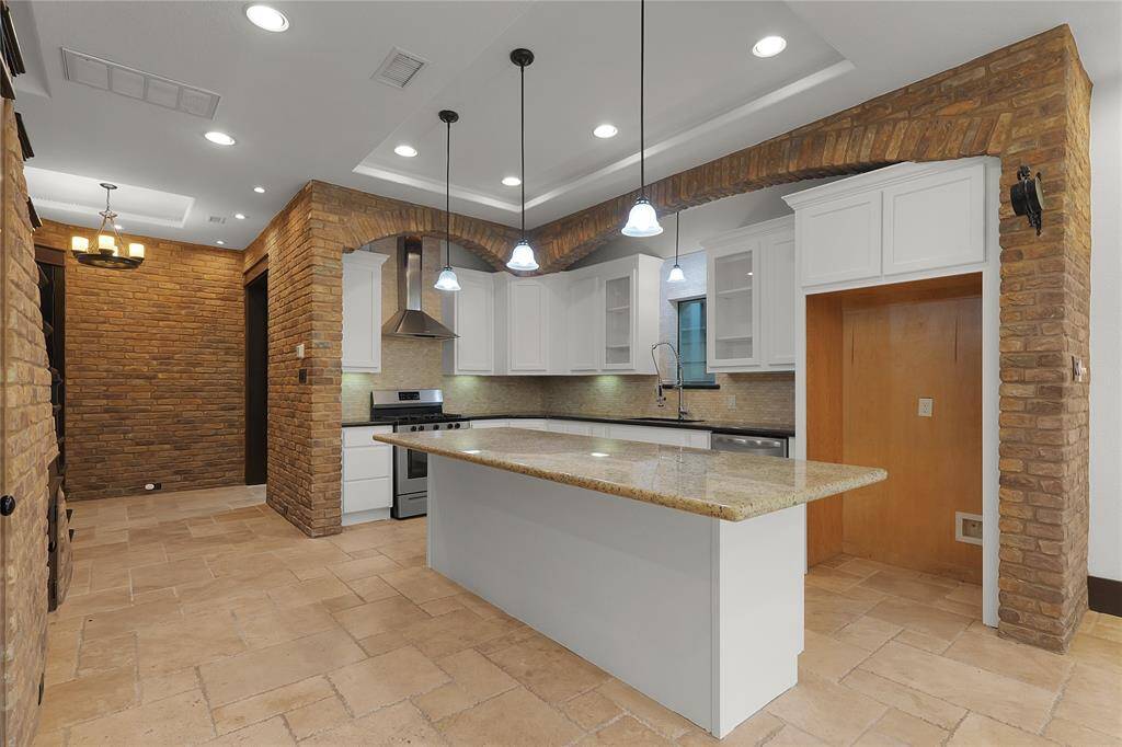 This home boasts a gorgeous first floor kitchen and living space, complete with a walk-in pantry and an island!