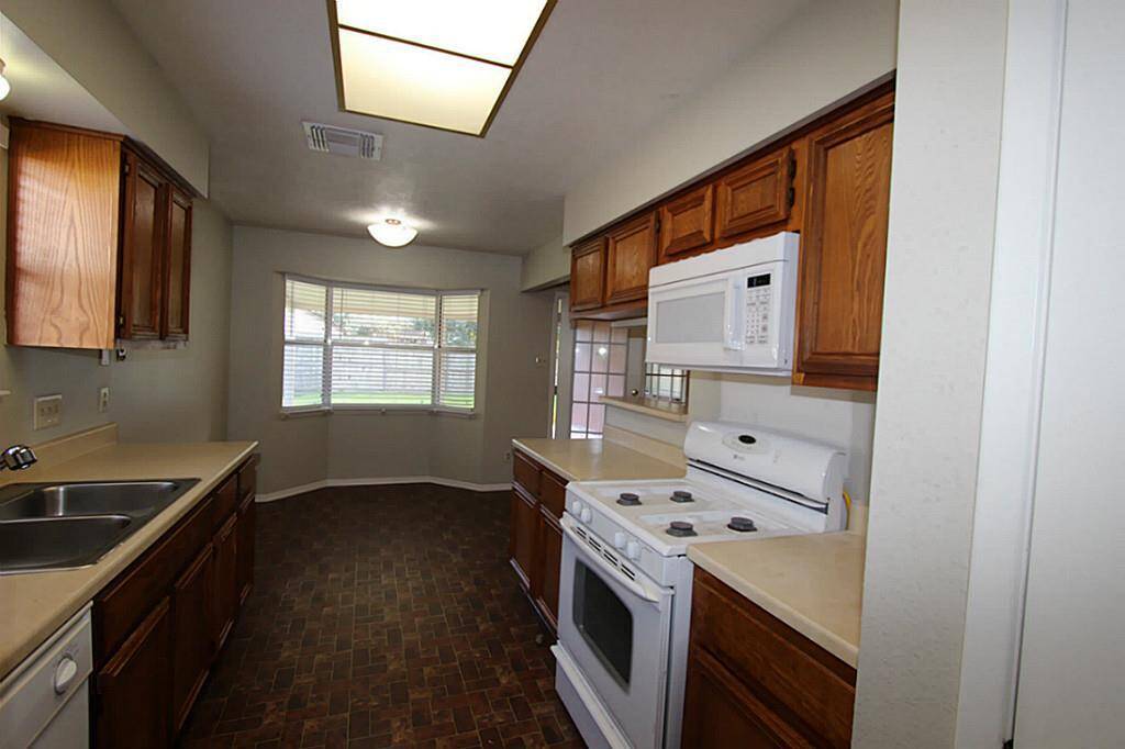 Kitchen and breakfast area open up to the family room