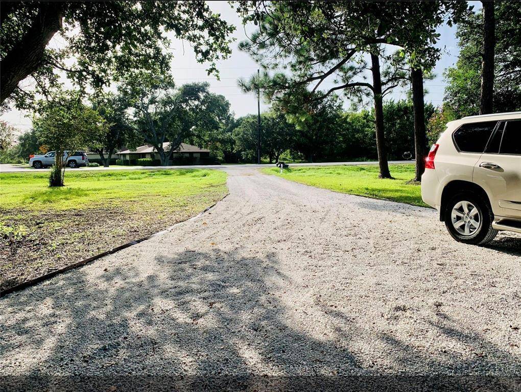Driveway can accommodate appx. 10 vehicles