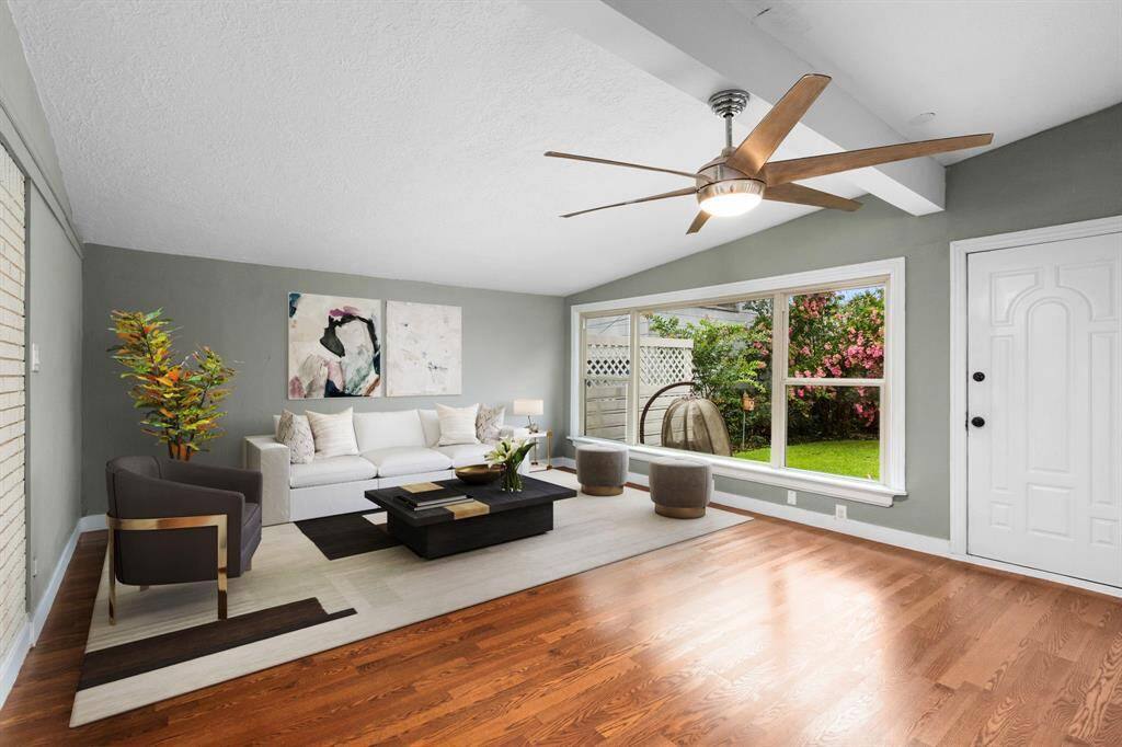 If you prefer a second living/entertaining space, this room is ready for it! With direct access to the backyard, this would make indoor-outdoor entertaining a natural extension of your florplan.