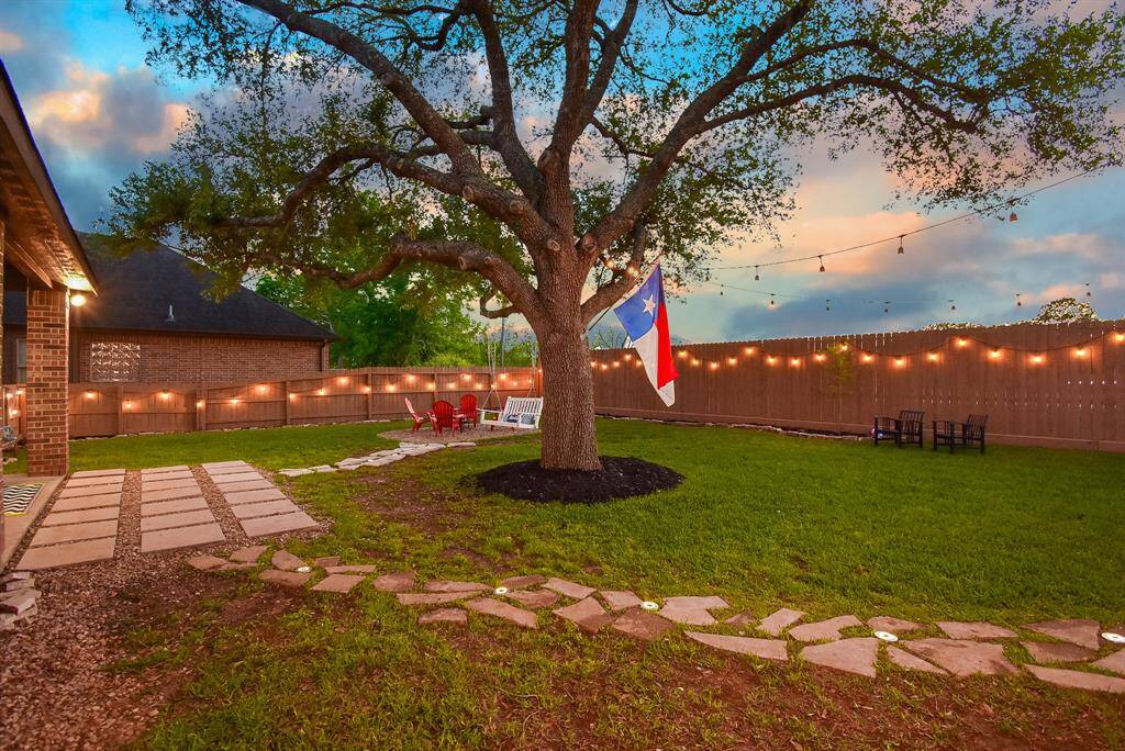 This majestic oak provides the most beautiful backdrop!
