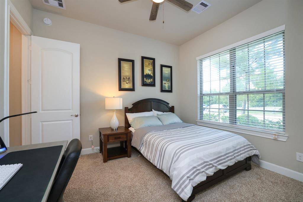 Need an additional office space? This versatile front-facing room is an ideal option, perfect for working from home, studying, or setting up a quiet retreat.