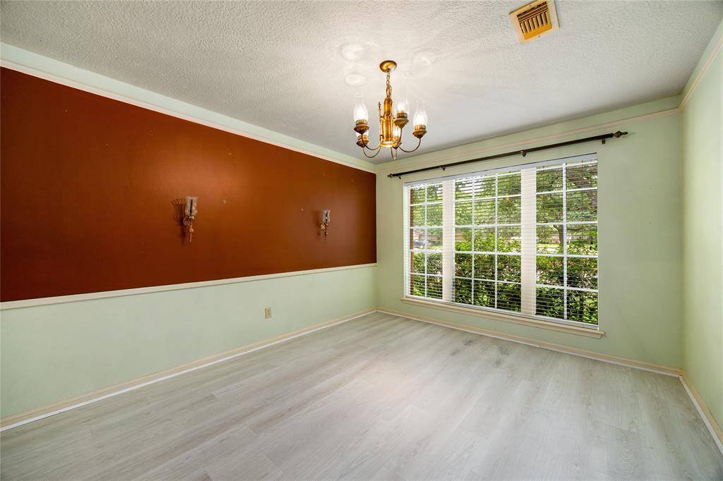 Formal dinning room