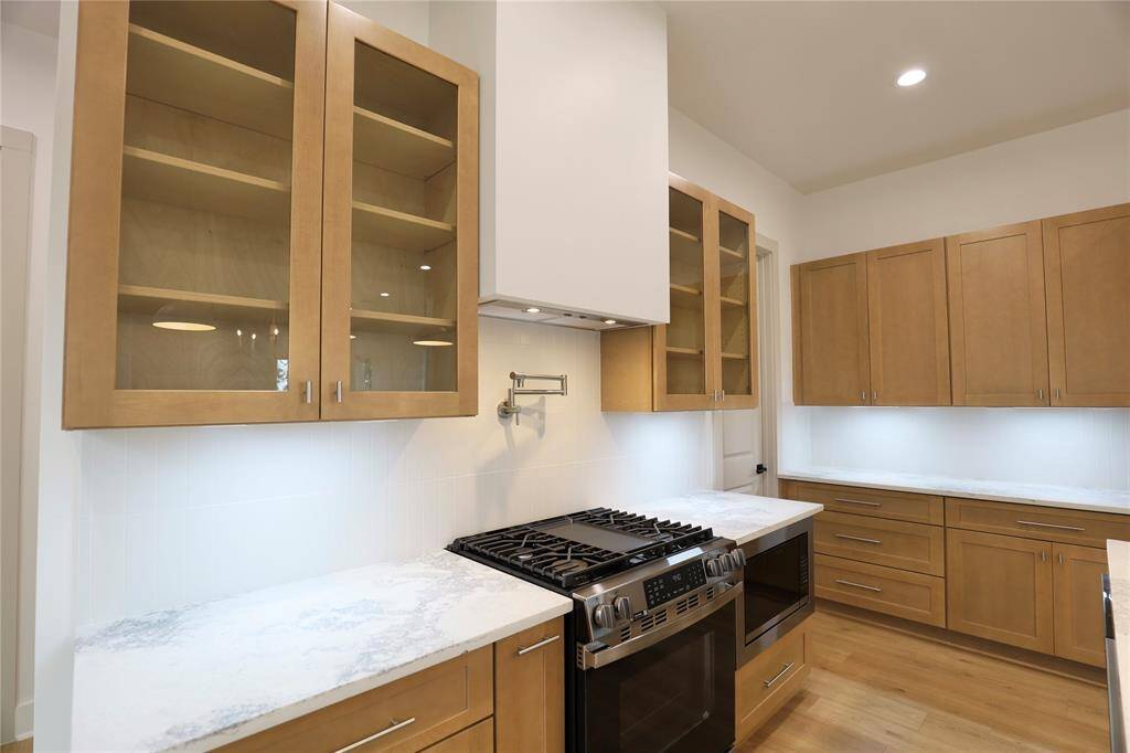 The glass cabinets offer the perfect opportunity to showcase your specialty dish-ware or a coffee up collection. Notice the oversized  drawers which are complete with 10” hardwares, ready to store all your needs.