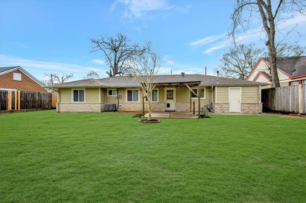 Spacious backyard with a covered patio, ideal for relaxation and entertaining.
