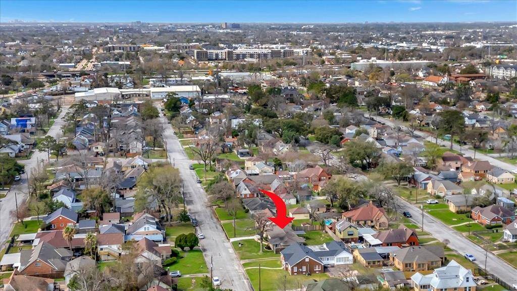 Stunning panoramic views await in this charming neighborhood setting!