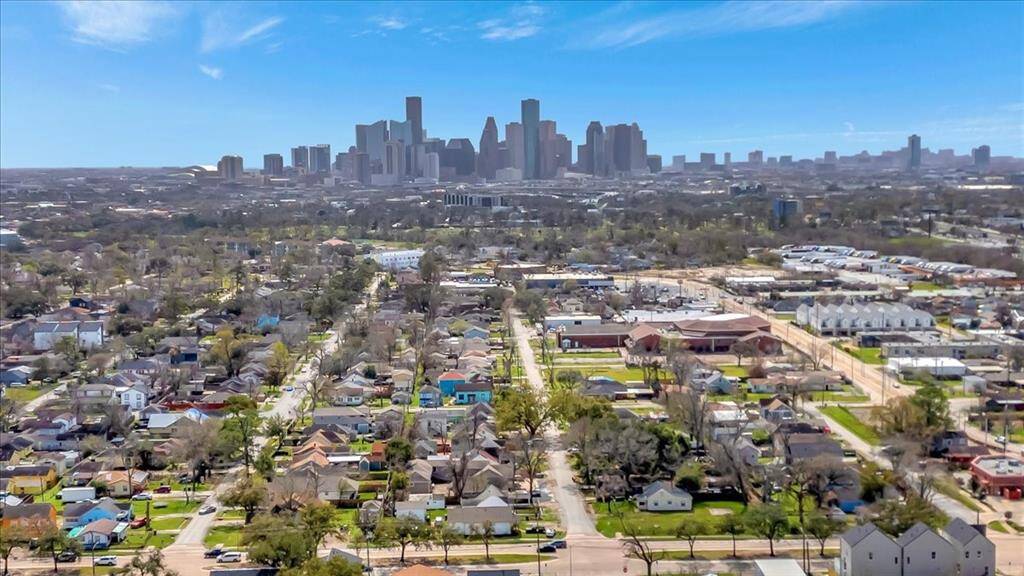 Discover your dream home with stunning city views. Contact me today!