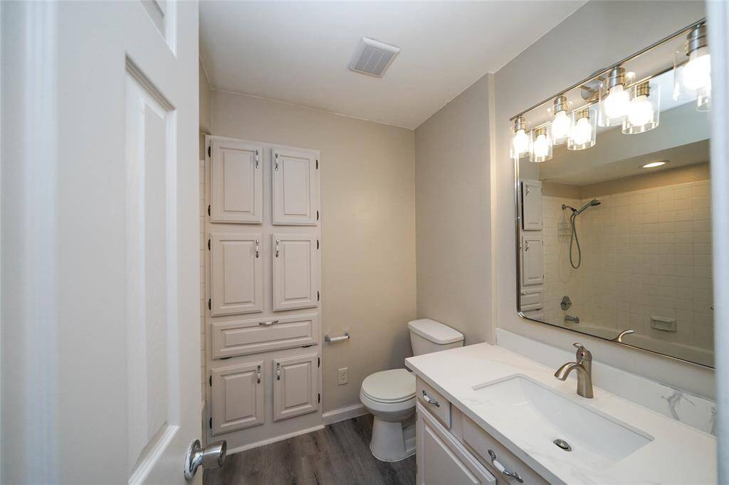 guest bath has a tub/shower