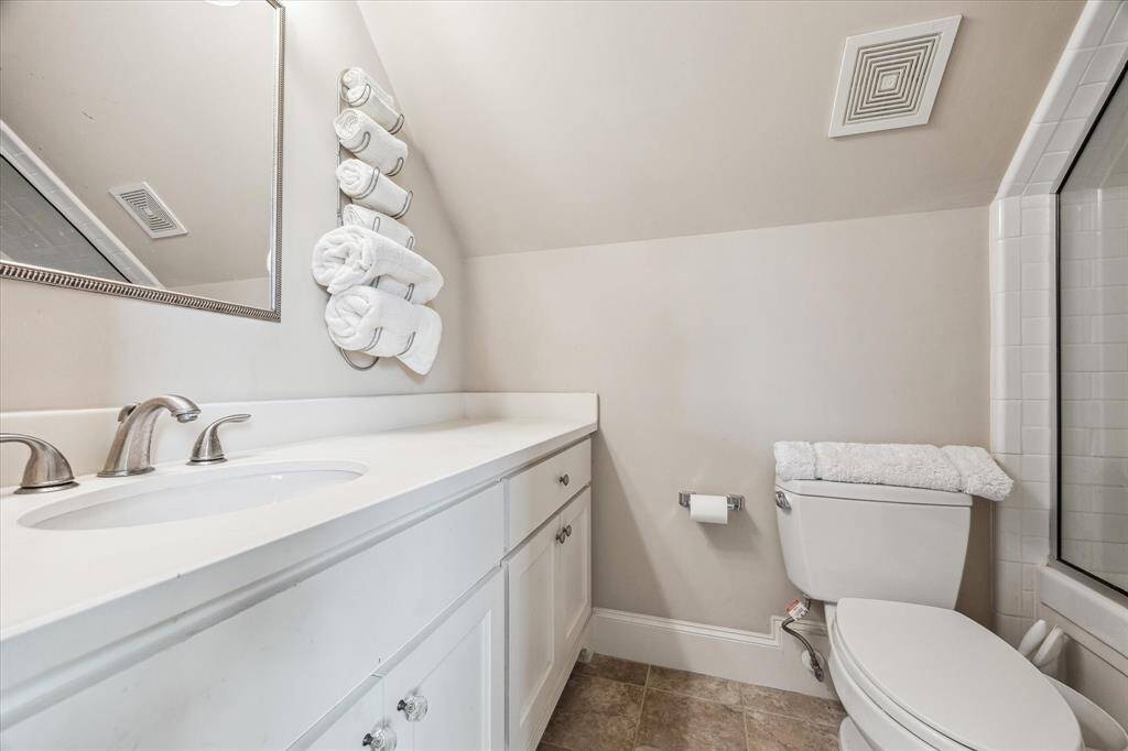 This full bath in the garage apartment features a single-sink vanity with ample counter space.