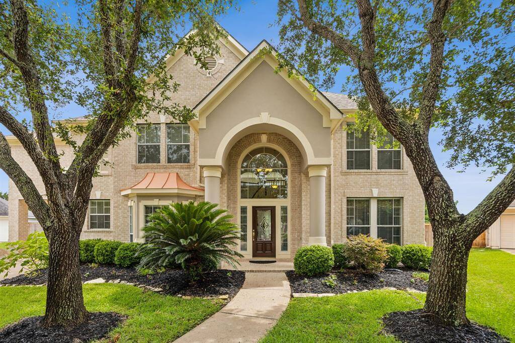 Beautiful home in the Villages of Avalon, one of Fort Bend County’s most desirable communities, offering an exceptional blend of elegance, comfort, and convenience.