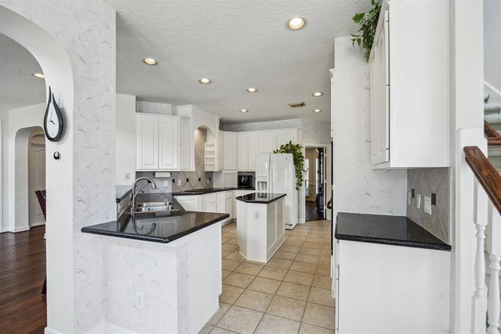 The kitchen seamlessly opens to the expansive living area, creating a perfect layout for modern living and effortless entertaining. This open-concept design allows the cook to remain connected with family and guests, whether you're hosting lively gatherings or enjoying quiet evenings at home.