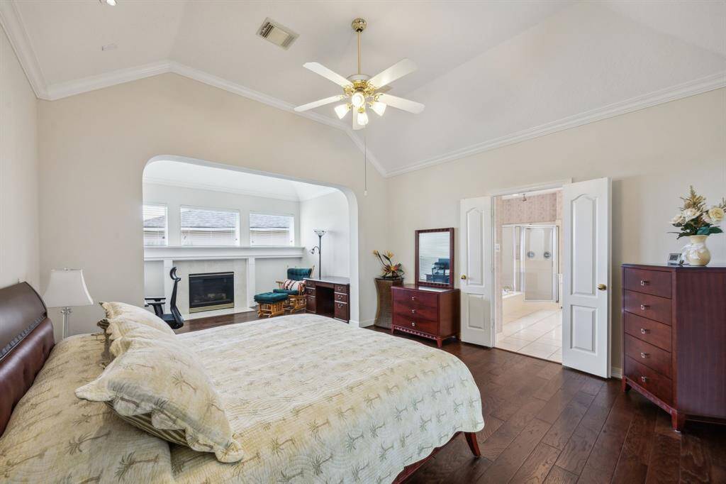 Generous proportions allow for flexible furniture arrangements, while large windows invite natural light to fill the space, highlighting its airy and serene character. With its peaceful ambiance and luxurious finishes, this room is designed to offer ultimate comfort and relaxation.
