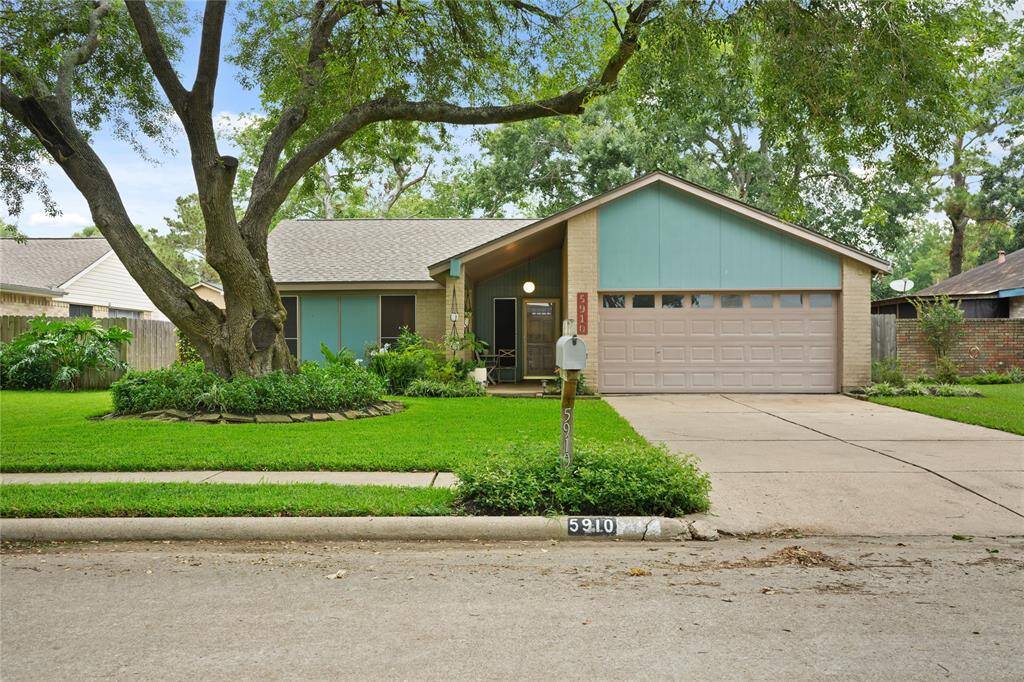Welcome to 5910 Heather St!  Located in the heart of League City’s highly desirable Countryside community!