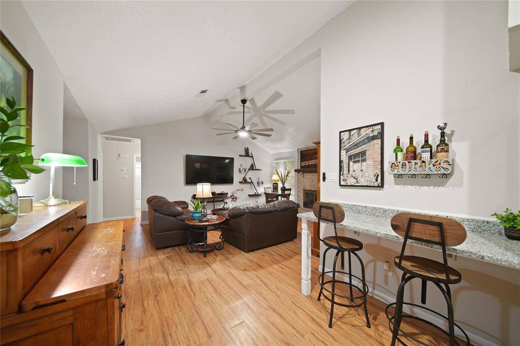 Enjoy a versatile bar area perfect for morning coffees or quick bites, making it an ideal space for both casual breakfasts, impromptu lunches and dining. Discover the blend of style and practicality that enhances your daily routine!
