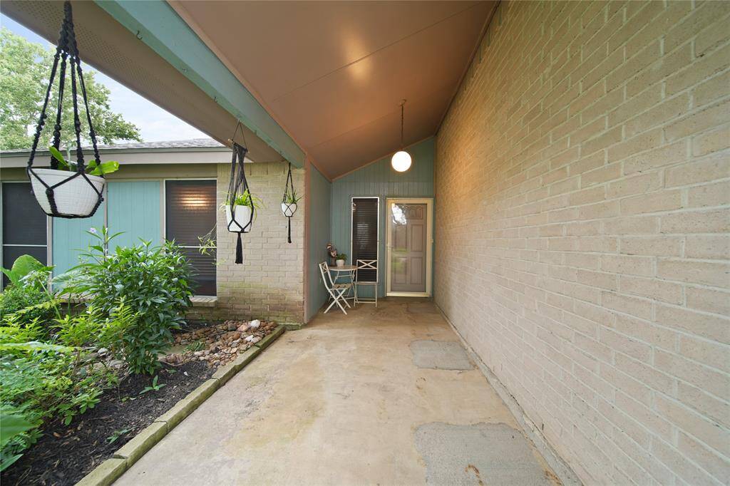 Step into this welcoming home, where the entrance is beautifully accented by a charming garden bed along the side. The oversized entryway provides ample space for a seating area, creating the perfect spot to greet and entertain your guests.