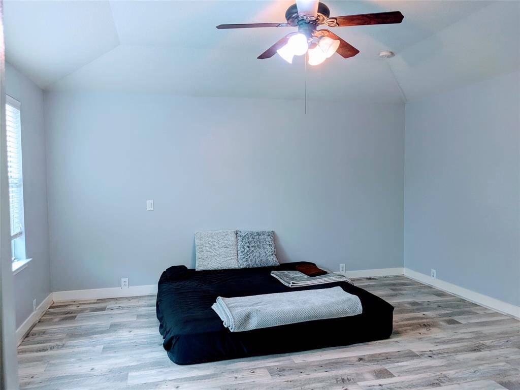spacious master bed up