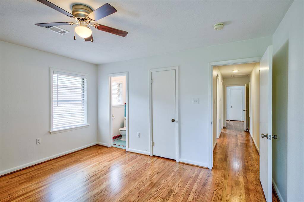 This spacious room offers a comfortable atmosphere, perfect for relaxation and rest.