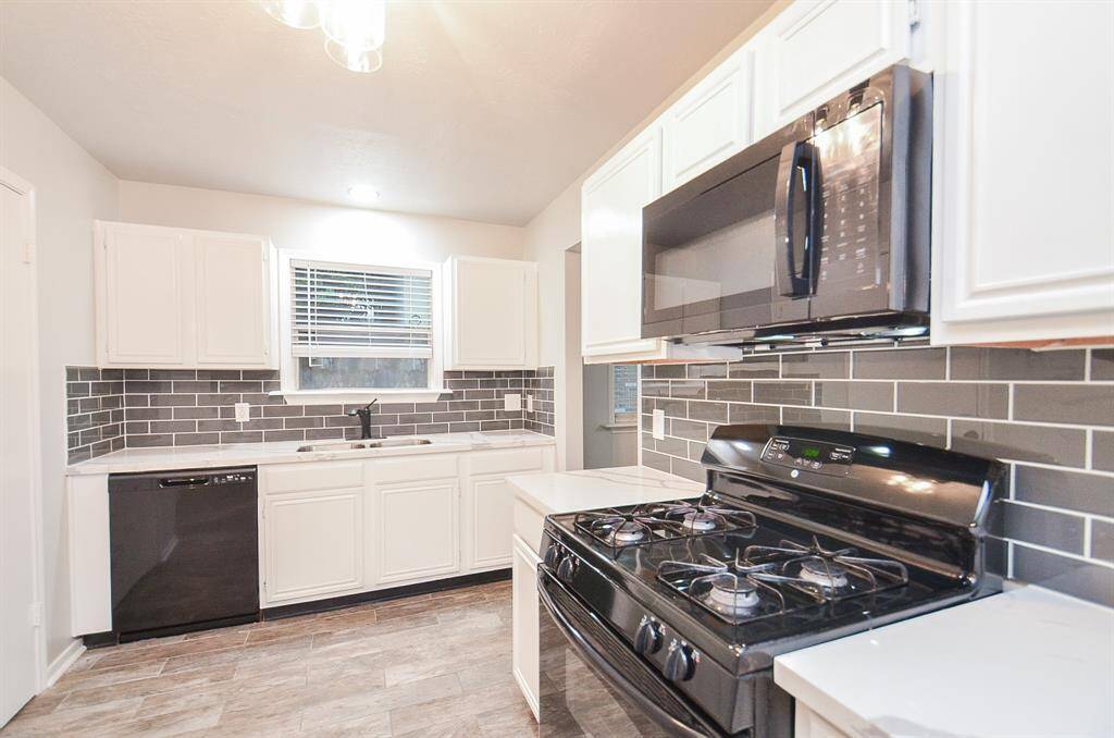 Great kitchen! Quartz countertops and glass backsplash create a clean fresh look.