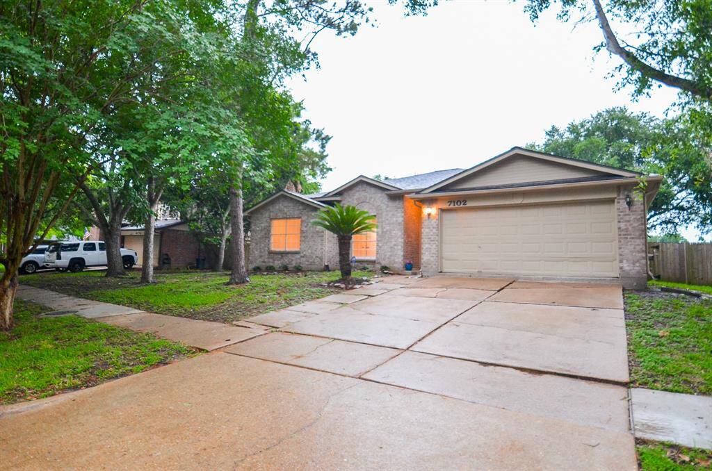 Minutes away from I59, The Grand Parkway, Downtown Sugar Land and Sugar Land Memorial Park
