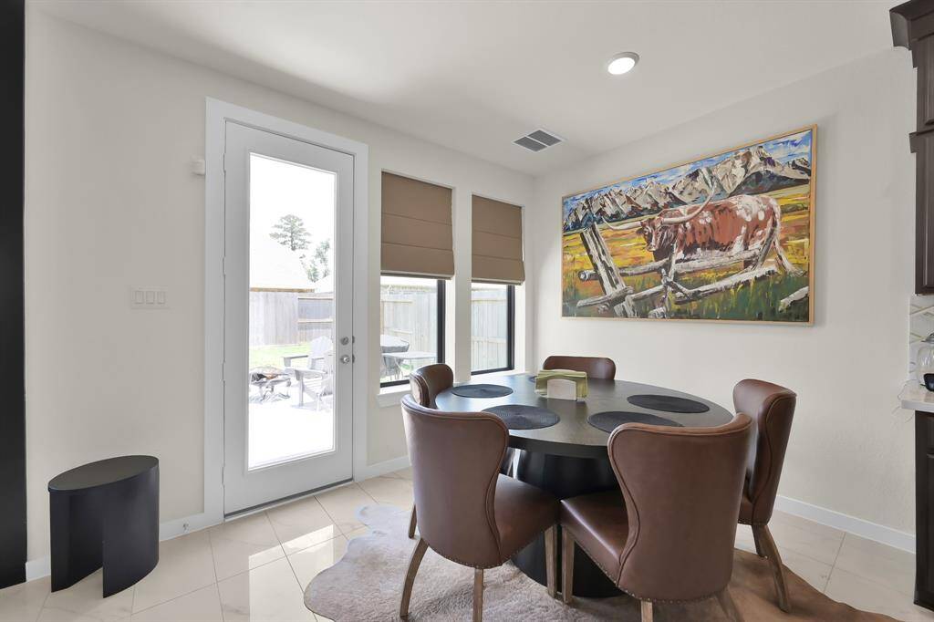Cozy breakfast area perfect for your enjoying morning coffee.