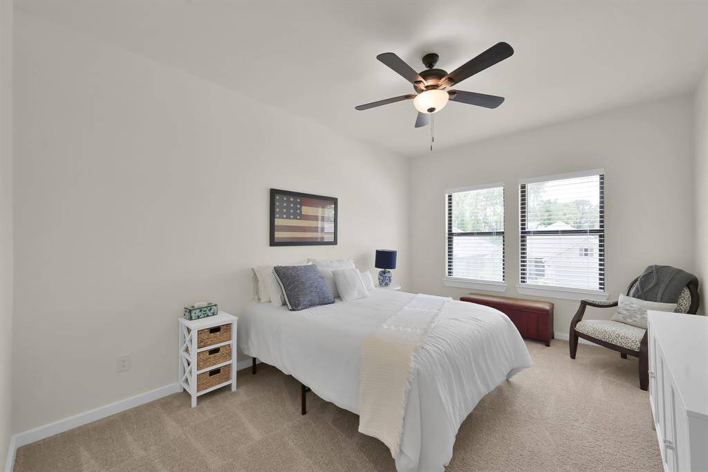 Cozy secondary bedroom.