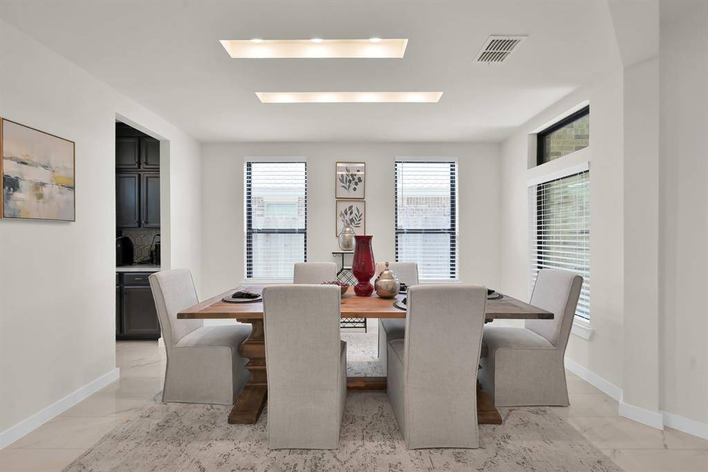 Bright space perfect for entertaining!