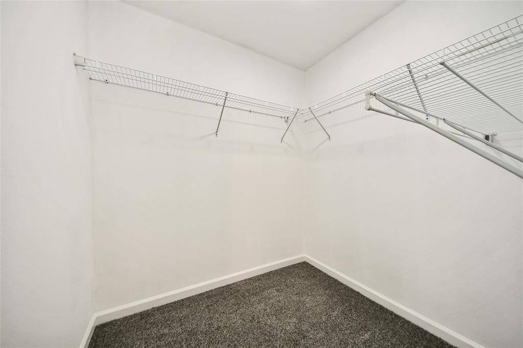 WALK IN CLOSET