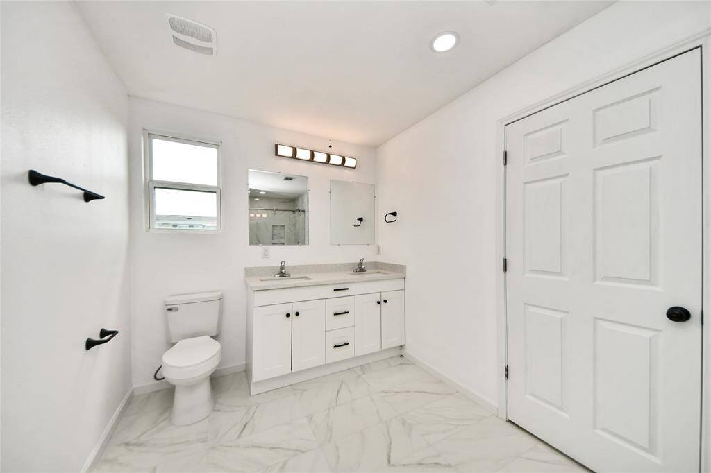 HUGE BATHROOM