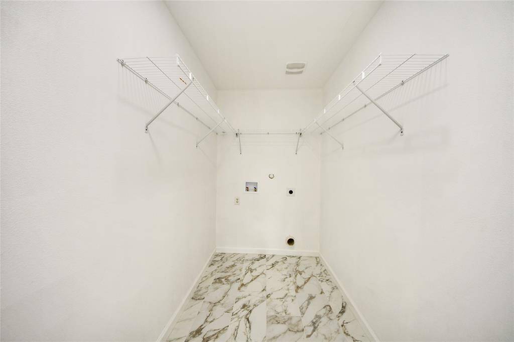 BIG LAUNDRY ROOM
