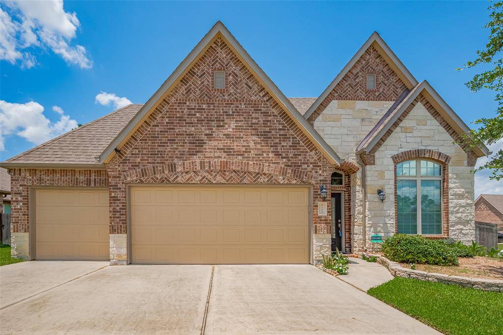 This beautiful brick-and-stone home is located in Bridges on Lake Houston, a welcoming neighborhood known for its lakeside charm, scenic walking trails, and family-friendly atmosphere.