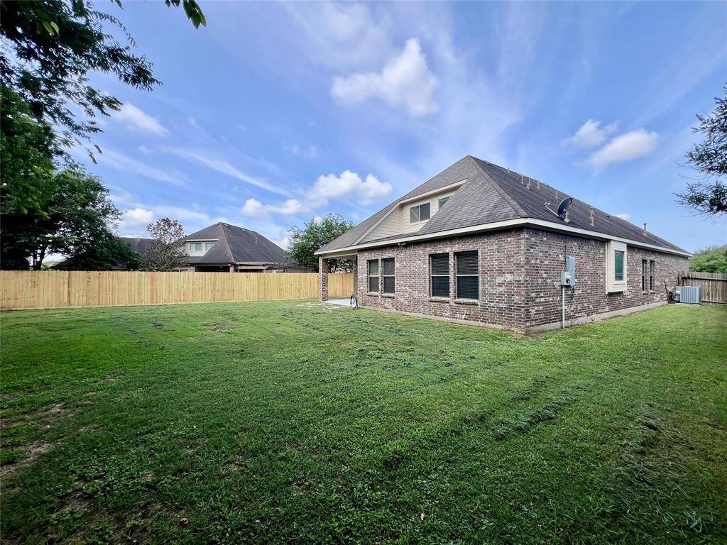 Big Back Yard with no neighbors in the back of the property